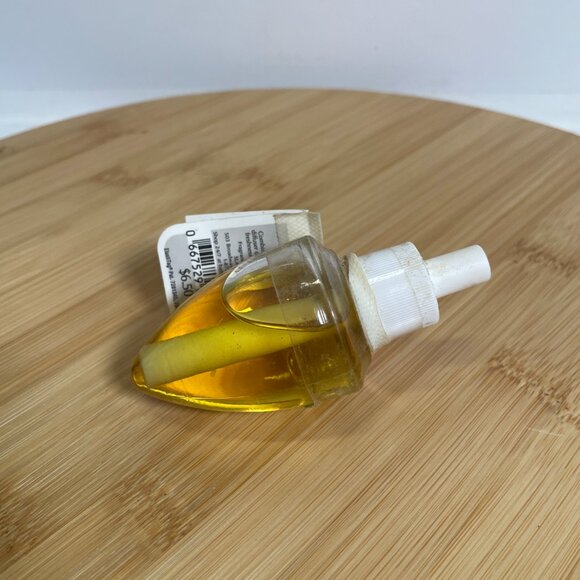 Bath & Body Works Slatkin & Co Winter Wonderland Single Wallflower Refill Bulb - Picture 2 of 3